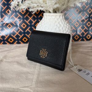 NWT Tory Burch Britten Compact Wallet  Pebbled Leather In black